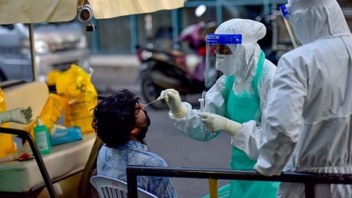 一名医务工作者在马累（Male）擦拭一名男子进行新冠病毒测试