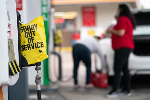 北卡罗来纳州费耶特维尔的一个加油站，一个停止使用的袋子盖着泵把手