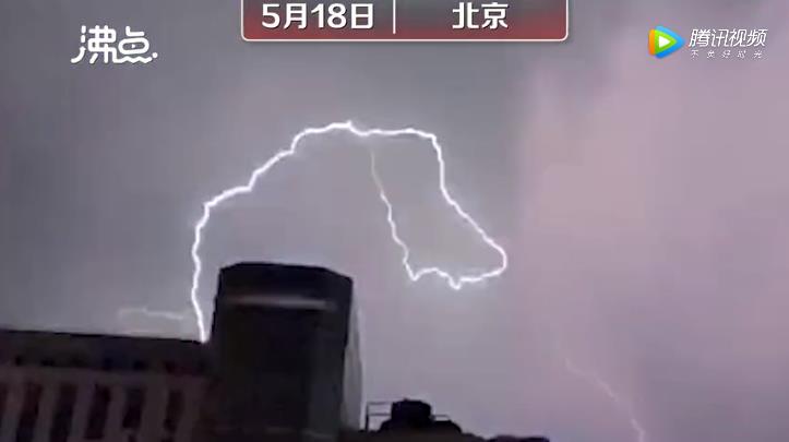 北京颐和园附近上空现几字型闪电