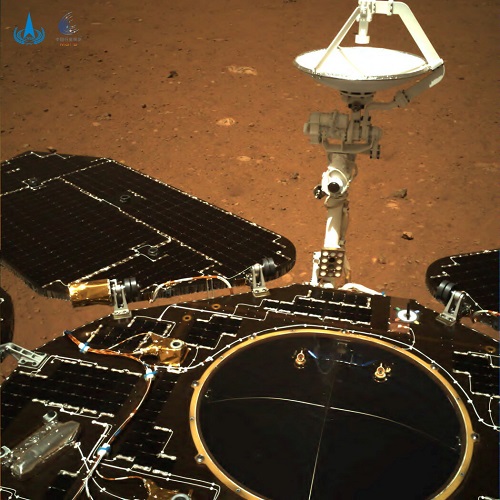 中国“祝融号”火星车在火星表面拍摄到的图像