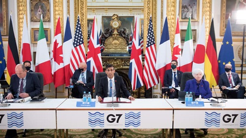 英国财政大臣里希·苏纳克（中）和美国财政部长珍妮特·耶伦（右）出席在伦敦兰开斯特宫举行的七国集团财长会议的第一天