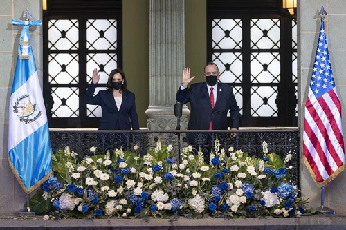 美国副总统卡马拉哈里斯和危地马拉总统亚历杭德罗贾马泰于 2021 年 6 月 7 日在危地马拉城国家宫合影留念