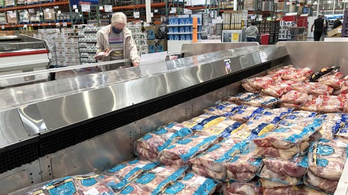 顾客在加利福尼亚州诺瓦托的 Costco 商店购买肉类