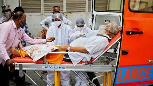印度冠状病毒病 正在蔓延，一名戴着氧气面罩的患者被推入新冠肺炎医院接受治疗