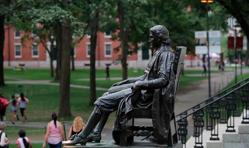 美国哈佛大学校园里的约翰·哈佛塑像