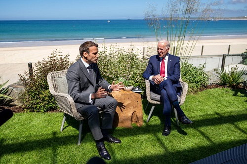 美国总统拜登与法国总统埃马纽埃尔·马克龙在康沃尔见了面
