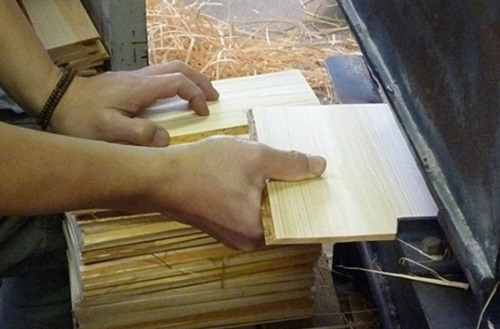 制作日本国产一次性筷子的工匠也在逐年减少