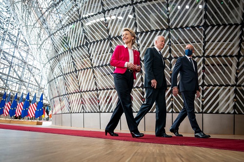 拜登总统周二在布鲁塞尔会见了欧盟委员会主席乌尔苏拉·冯德莱恩（左）和欧洲理事会主席查尔斯·米歇尔