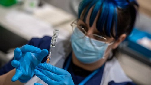 疫苗接种员 Petra Moinar 准备装有阿斯利康疫苗的注射器