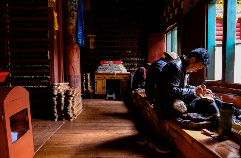 走进德格印经院，感受雪山下的藏文化宝库