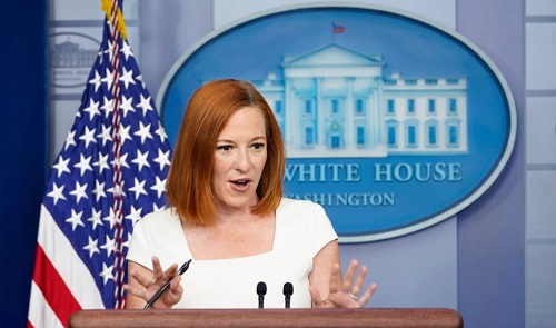 白宫发言人莎琪在每日例行记者会上讲话