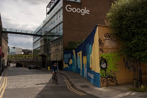 Google 在 Silicon Docks 的基地横跨四栋建筑，设有一个健康中心和一个游泳池