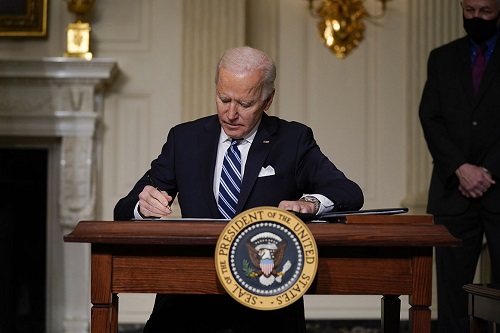 乔拜登总统于 2021 年 1 月 27 日在白宫签署了一项行政命令