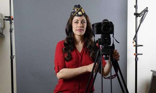 洛杉矶的制片人、女演员和海军陆战队退伍军人詹妮弗·布罗弗在她位于洛杉矶的公寓里用她的博客设备摆姿势