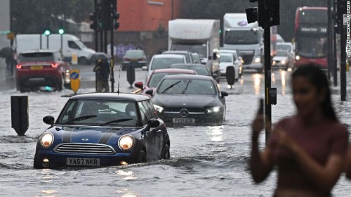雷暴淹没了伦敦的道路和部分地铁系统