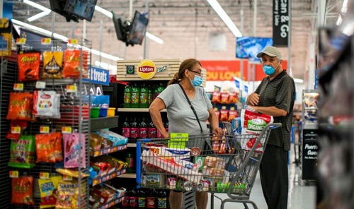 美国新泽西州North Brunswick，顾客戴着口罩在一家沃尔玛超市内购物