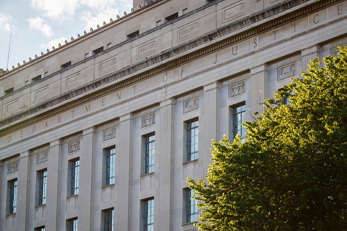美国国务院在周四和周五提出动议，撤销对一些研究人员提出的签证欺诈和其他指控