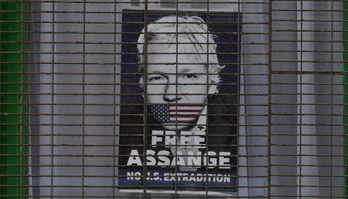 爱尔兰都柏林一商店橱窗里张贴的呼吁释放阿桑奇的海报