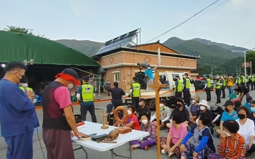 反对萨德入韩的公民团体成员和当地居民静坐示威