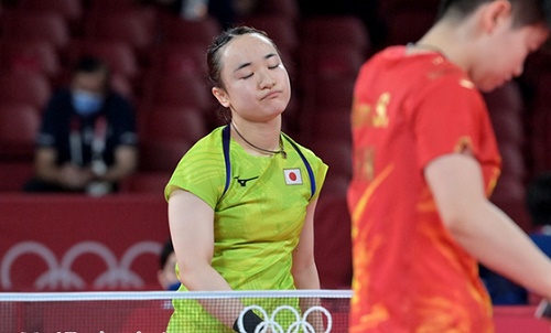 在乒乓球女子单打半决赛中丢分后沮丧的伊藤美诚