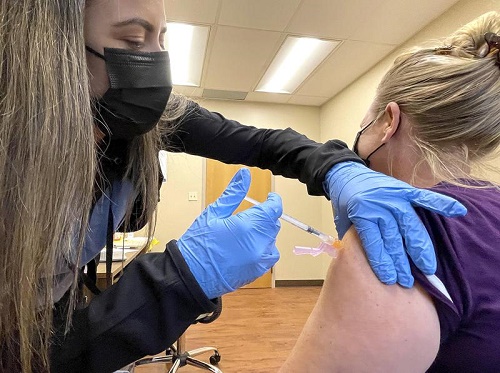 加州 Whispering Pines 县的疫苗接种诊所接种 新冠疫苗