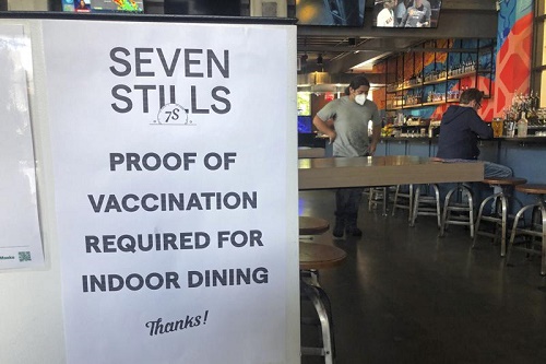 旧金山的一家酒吧张贴需要疫苗接种标志的证明