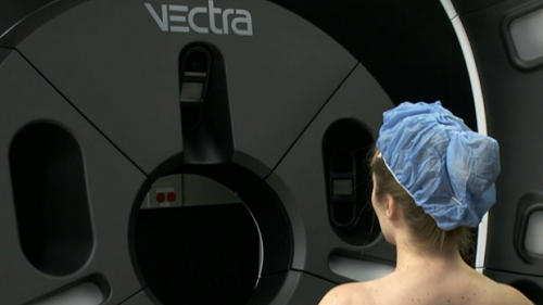 一台有 92 个摄像头的机器上对一名患者进行皮肤癌筛查