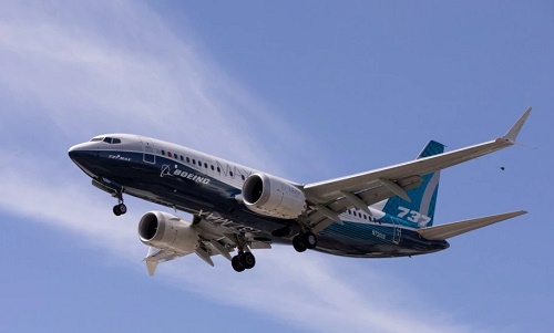一架波音 737 MAX 飞机在美国华盛顿州西雅图的波音机场试飞后降落