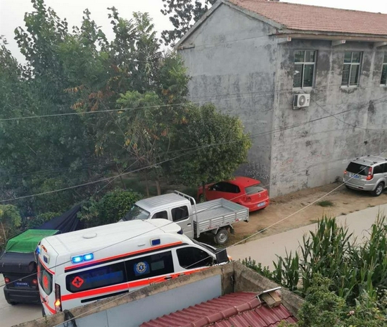 8月4日，郭某莹看到救护车等3辆车停在家门口