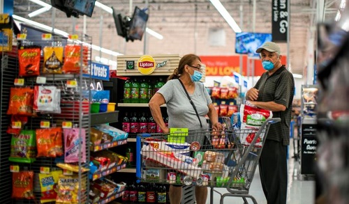 顾客戴着口罩在超市内购物
