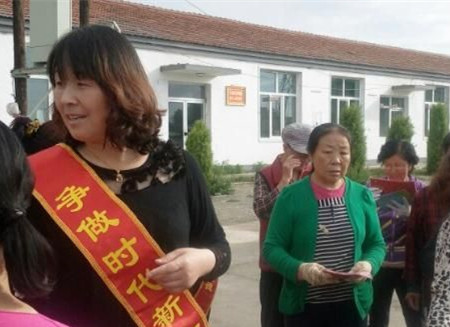 丰镇市红砂坝妇联举行《反家暴法》宣传活动
