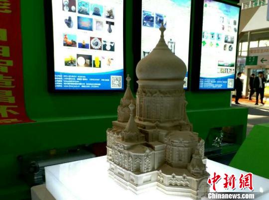 5日，中国(哈尔滨)首届航空航天3D打印材料及应用制备技术博览会在中国北疆哈尔滨启幕。　钟欣 摄
