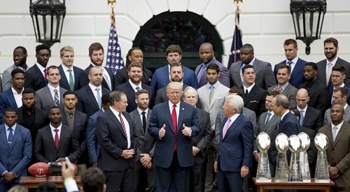 川普总统与访问白宫的超级碗获得者新英格兰爱国者队在白宫合影