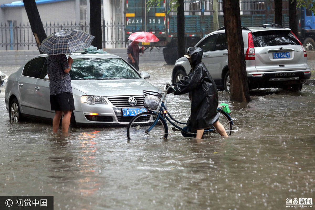 瀋陽遭大雨突襲:街道積水嚴重 民眾涉水出行