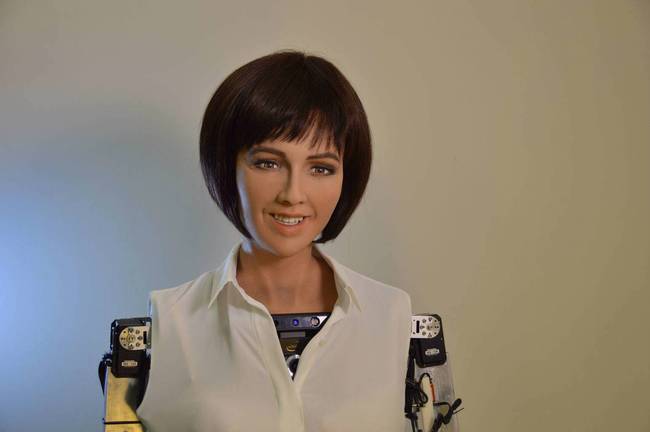机器人索菲亚被授沙特国籍 她被称最像人