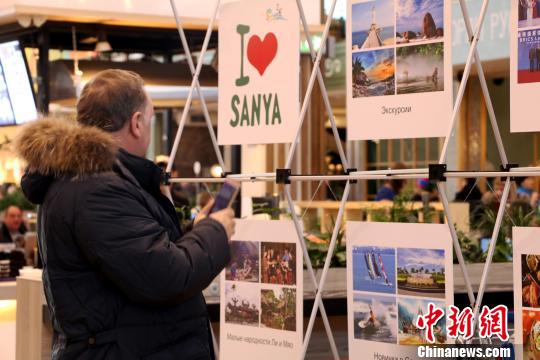 当地民众在观看三亚美景图片 三亚市旅游委供图
