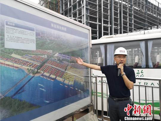 图为重庆果园件散货码头有限公司副总经理彭兵介绍果园港建设情况。　刘贤 摄