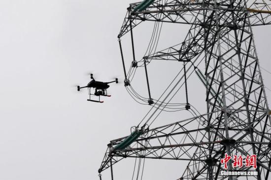 资料图：智能巡检无人机对空中电网巡检。周毅 摄