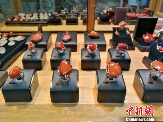 图为昆明国际石博览会上展示的南红珠宝产品。　胡远航 摄