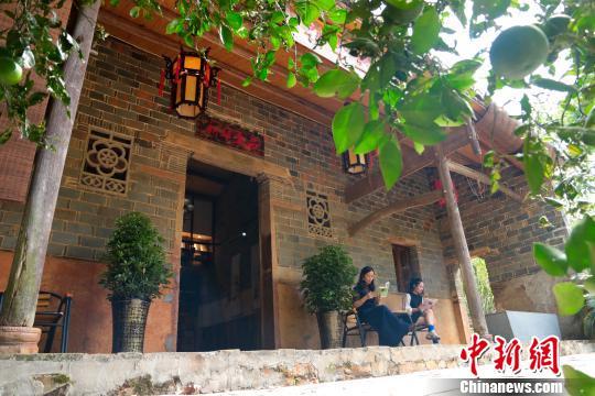 余干县杨埠镇汤源村一处闲置的老房子变身耕读小屋,成为村民和游客