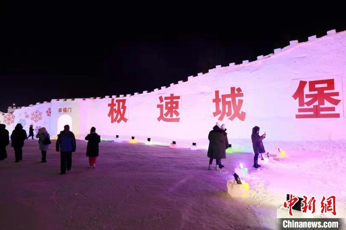 游客夜游中国极北冰雪世界。　王景阳 摄