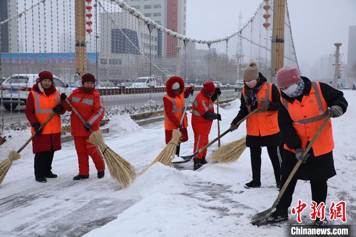 环卫工人及时清雪。　杨厚伟 摄