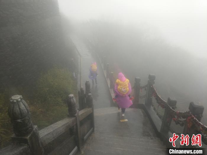 游客雨雾中游览梵净山。江口宣传部供图