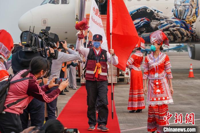 中国赴柬埔寨抗疫医疗专家组圆满完成任务回国