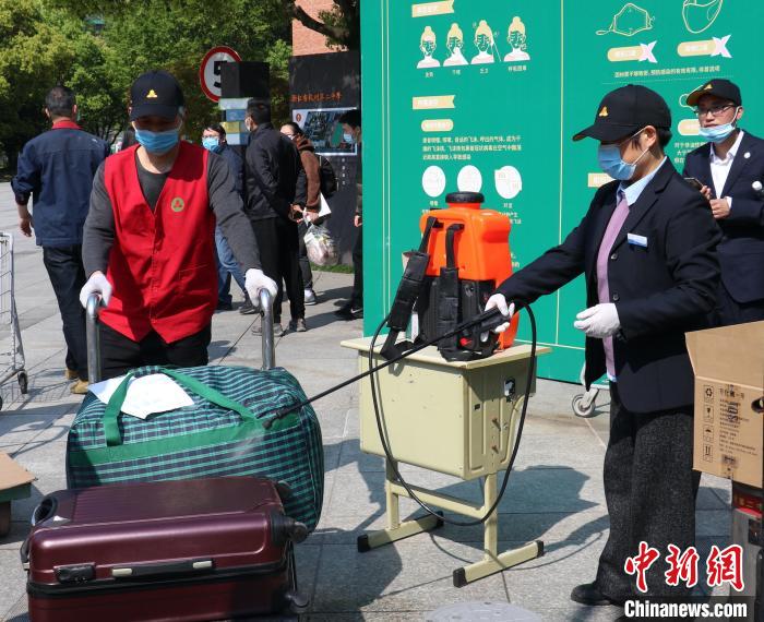 在杭二中，行李被消毒后才能进入校园。　童笑雨 摄