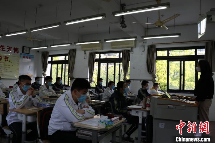 杭州学军中学学生一人一桌。　童笑雨 摄