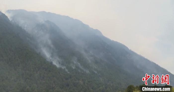 西藏林芝山火火势减弱民众已疏散