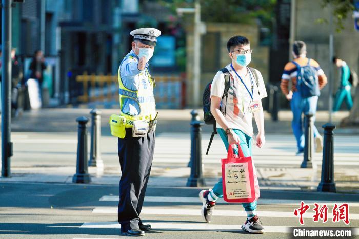 广州交警正在维持交通秩序。广州交警 供图