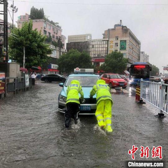 浙江兰溪启动防汛Ⅳ级应急响应多处路段积水严重