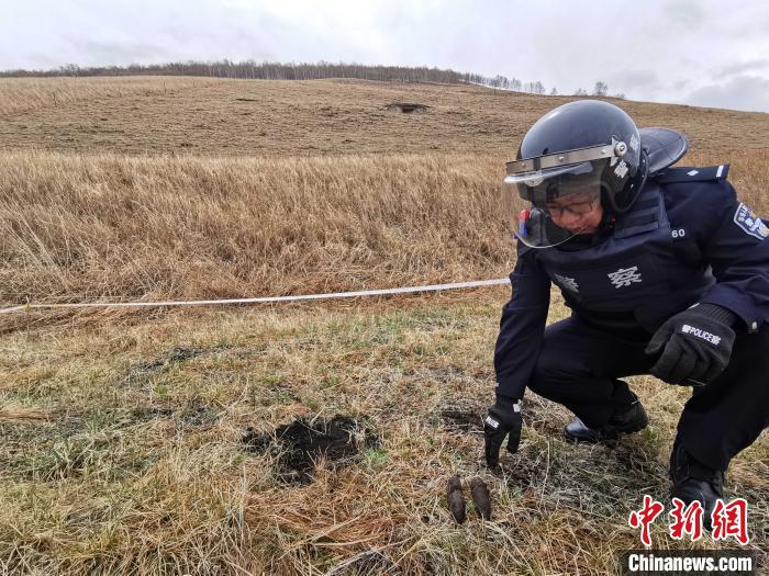 图为民警发现8枚日伪时期遗留弹药现场。　包青松 摄